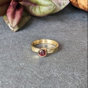 🦋LAST🦋 NWT Baizaar Round Garnet Hammered Stacking Ring